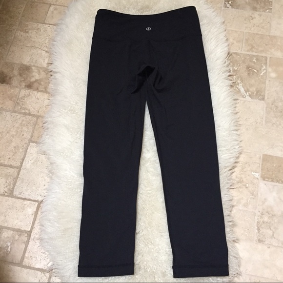 *SOLD* Lululemon Reversible Wunder Under Crop - Picture 5 of 8